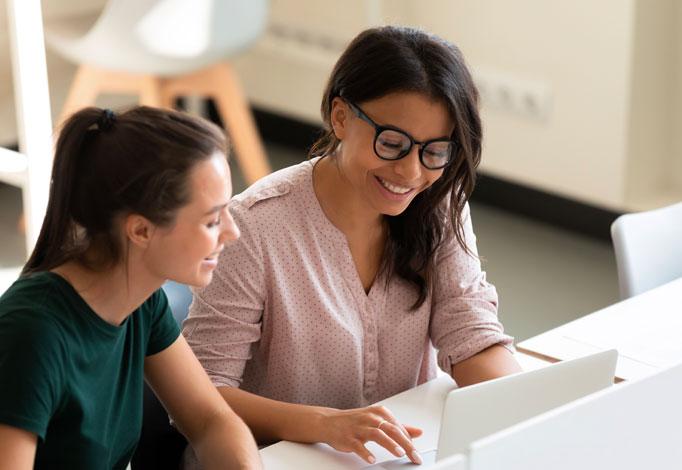 レポートを確認するチームメンバー
